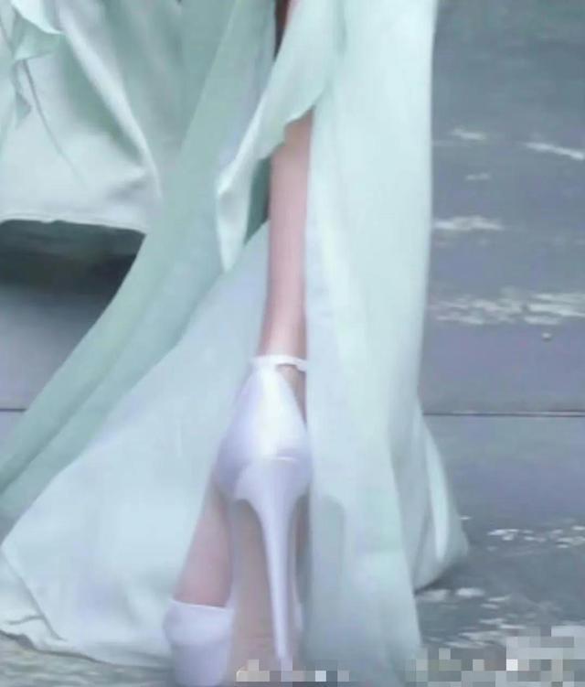 鞋才和旁边的女助理一样高来猜她的身高是多少AG旗舰厅·(中国)国际厅赵露思穿上超高跟(图1)