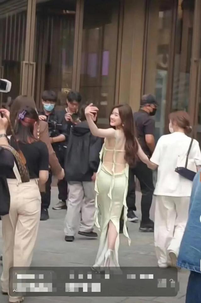 鞋才和旁边的女助理一样高来猜她的身高是多少AG旗舰厅·(中国)国际厅赵露思穿上超高跟(图6)