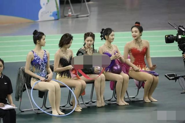 鞋才和旁边的女助理一样高来猜她的身高是多少AG旗舰厅·(中国)国际厅赵露思穿上超高跟(图4)