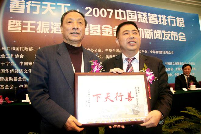 从200亿暴跌10倍“一代鞋王”跌落神坛AG旗舰厅网站首页中产不爱穷鬼不穿！市值(图9)