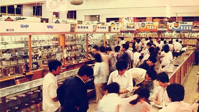 从200亿暴跌10倍“一代鞋王”跌落神坛AG旗舰厅网站首页中产不爱穷鬼不穿！市值(图12)